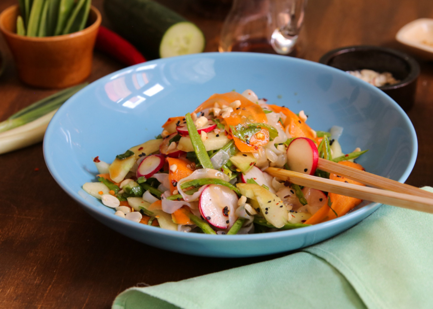 Nudelsalat med asiatisk preg - toppet med knasende nøtter