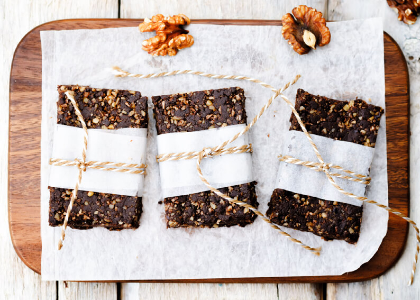 Slik baker du Raw energibars med dadler, valnøtter og sjokolade