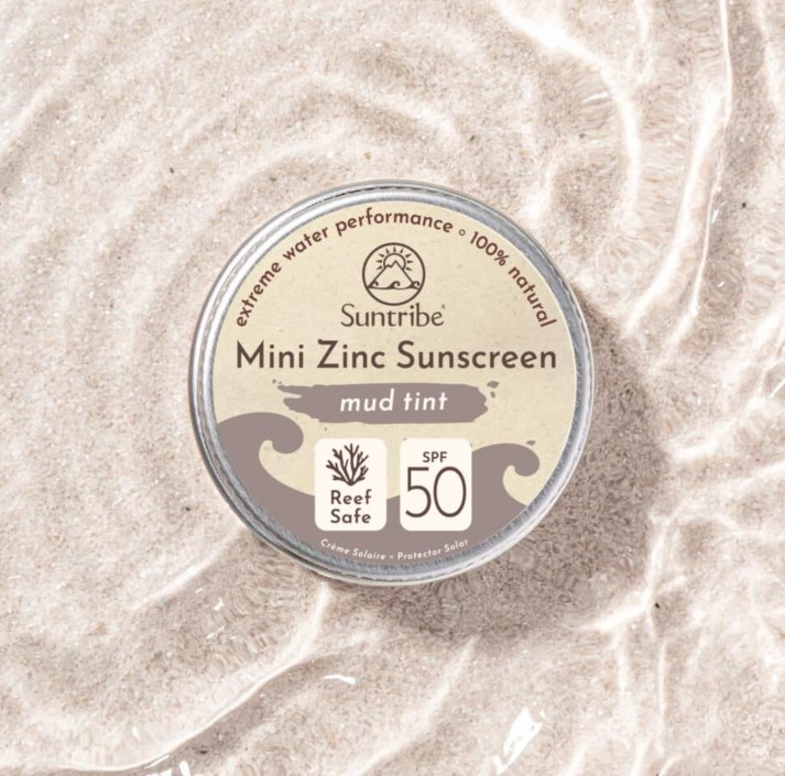 Suntribe All Natural Mini Zinc Sunscreen Face & Sport SPF50 Mud Tint 15g i gruppen Kroppspleie / Ferdige produkter / Ansiktspleie hos Rawfoodshop Scandinavia AB (SUN2395730)