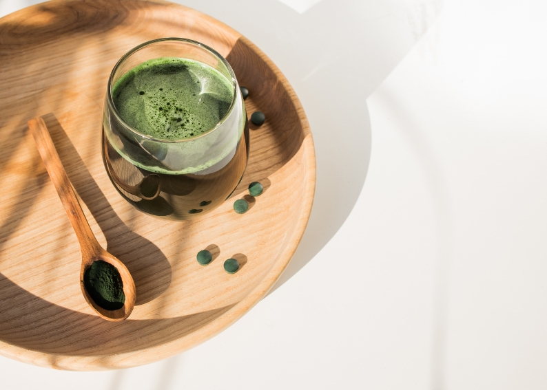 Spirulina, chlorella & brenneslepulver – hvordan bruker du dem?