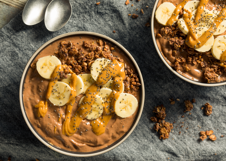 Slik lager du smoothie bowl med banan, kakao og cashewsmør